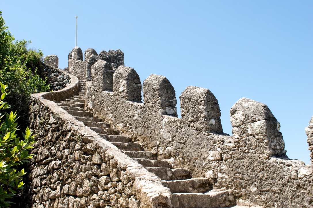 Stentrappa upp längs yttermur på slott